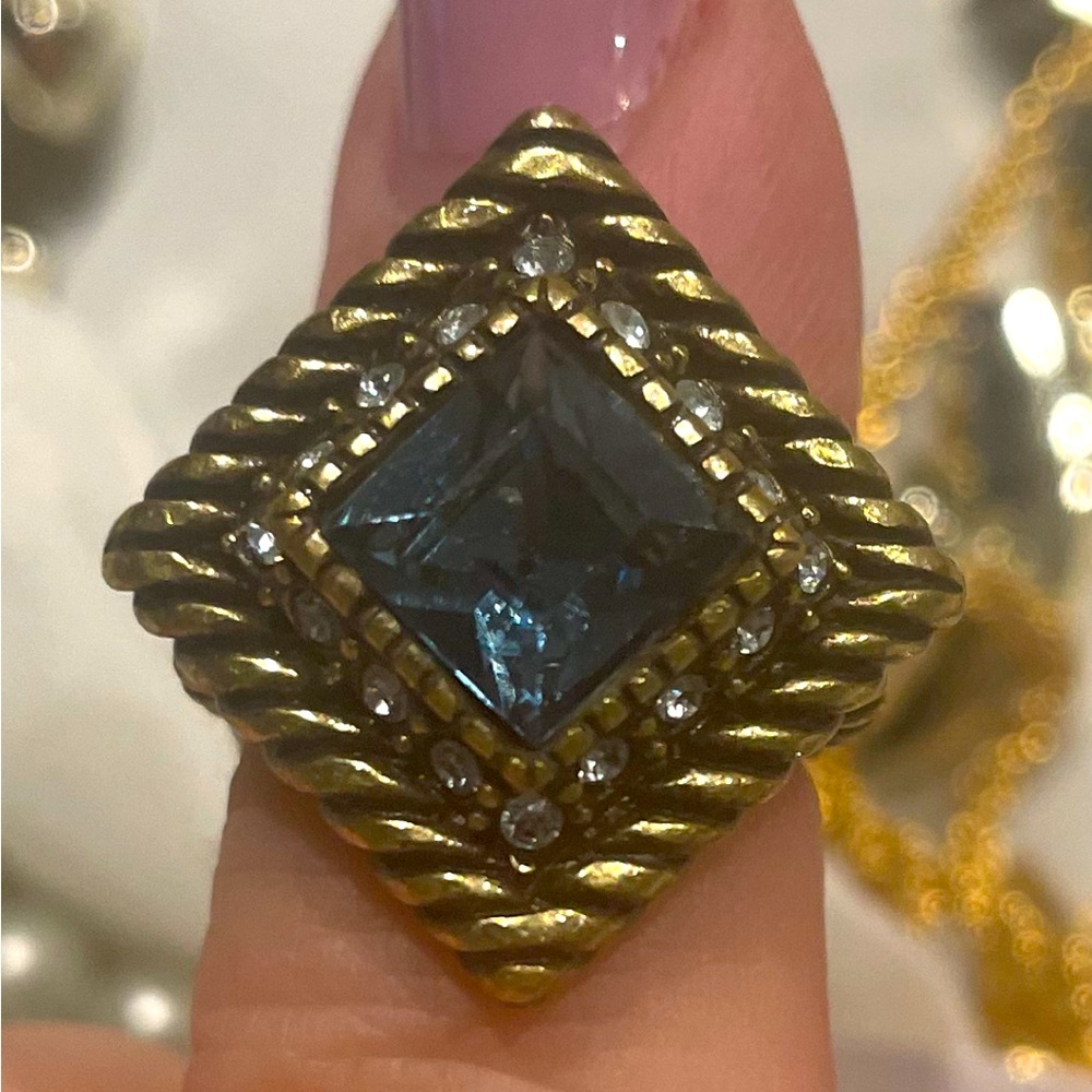 Heidi Daus gorgeous blue colored main stone ring
Tailored Brilliance col…